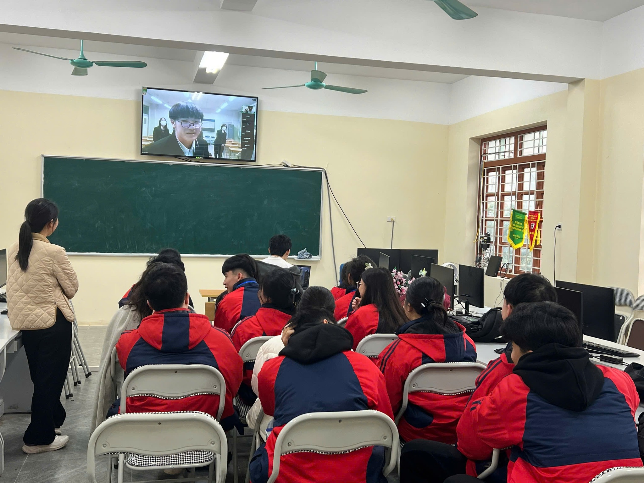 Có thể là hình ảnh về học tập và TV