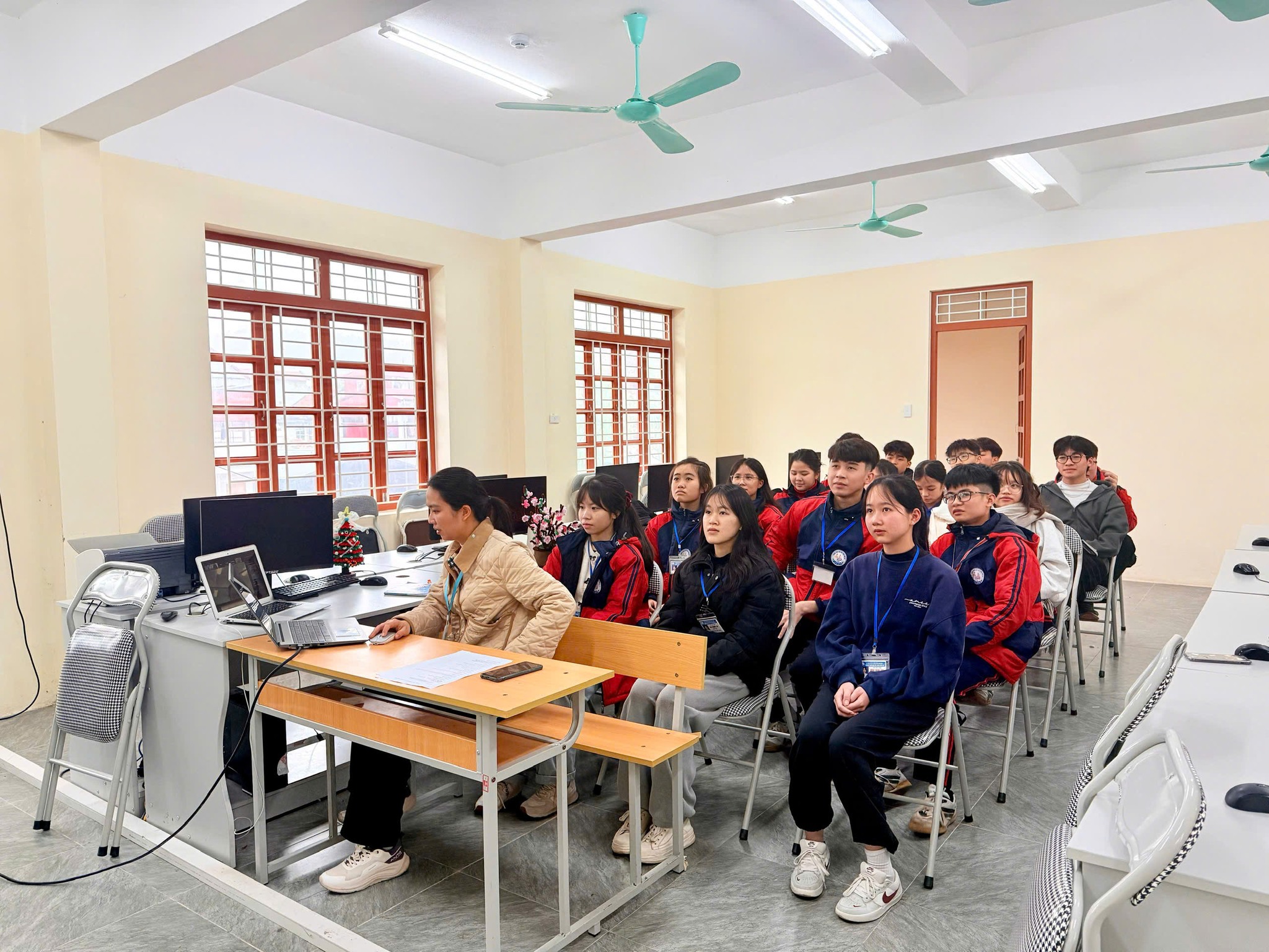 Có thể là hình ảnh về một hoặc nhiều người, mọi người đang học và văn bản