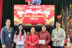 TRƯỜNG THPT ĐÌNH LẬP TRAO QUÀ “TẾT NHÂN ÁI” CHO GIÁO VIÊN, NHÂN VIÊN NĂM 2026